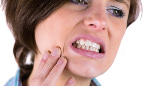 Foto von einer Frau mit Schmerzen im Mund