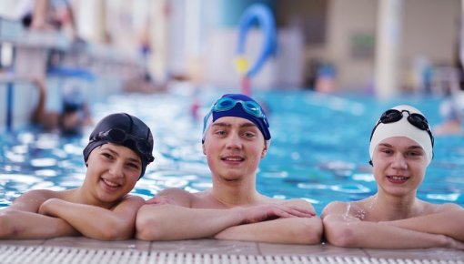 Foto von drei Jugendlichen im Schwimmbad