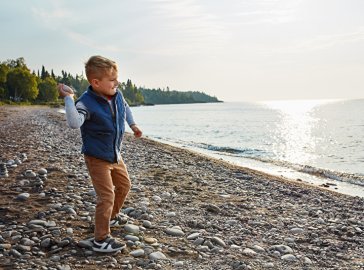 Foto eines Jungen am Strand