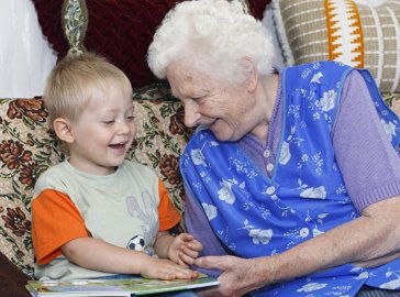 Foto von Großmutter und Enkelkind