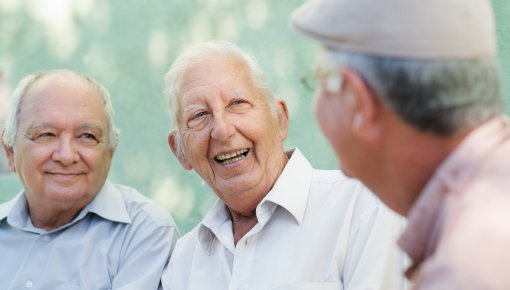 Foto von einer Gruppe älterer Männer