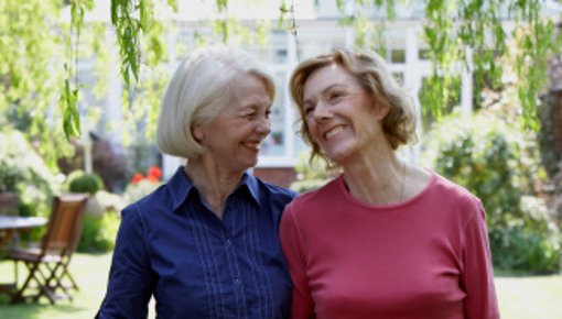Foto von zwei Frauen im Garten