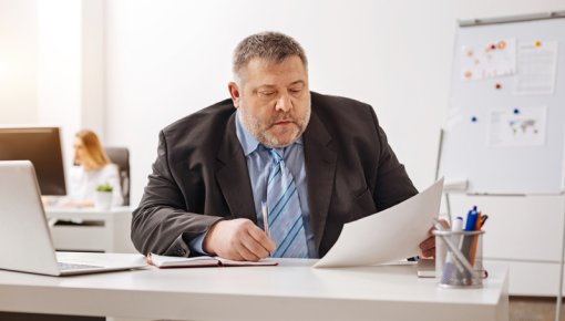 Foto von Mann am Büro-Schreibtisch