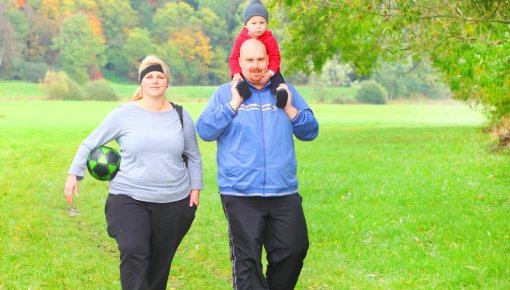 Foto von Familie beim Spaziergang