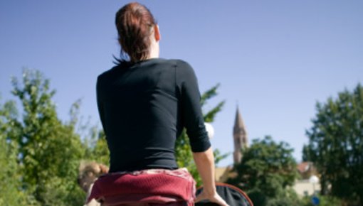 Foto von junger Mutter mit Kinderwagen