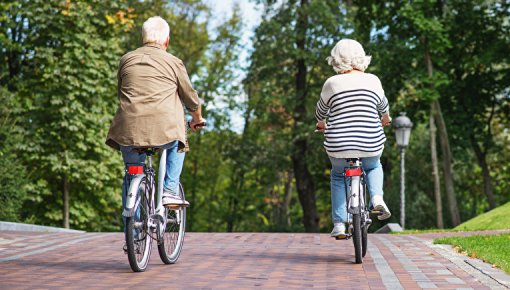 Foto von Paar beim Radfahren