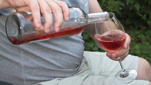 Foto von Mann beim Weintrinken