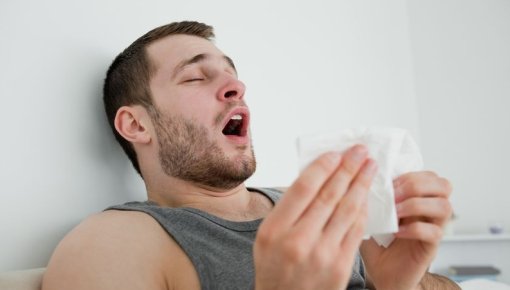 Foto von Mann beim heftigen Niesen