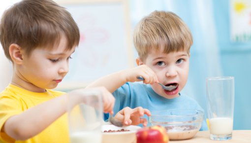 Foto von zwei Jungen beim Frühstück