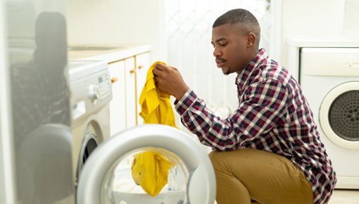 Foto von Mann beim Wäschewaschen