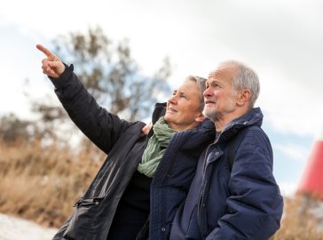 Foto von älterem Paar beim Strandspaziergang