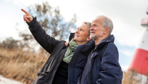 Foto von älterem Paar beim Strandspaziergang