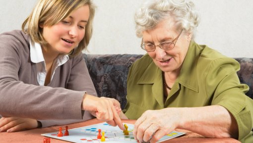 Foto von zwei Frauen beim Gesellschaftsspiel