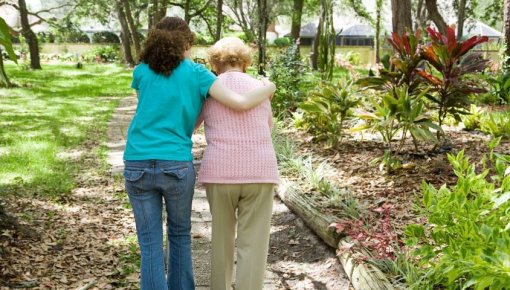 Foto von Tochter und Mutter beim Spaziergang