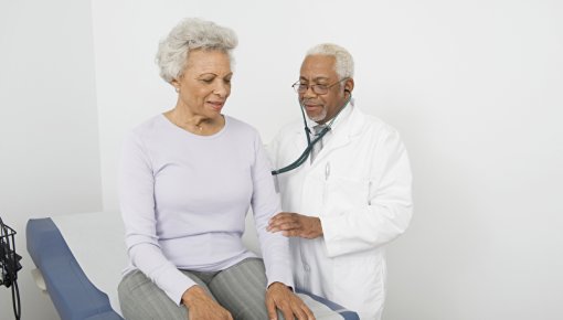 Foto von Patientin und Arzt bei einer Untersuchung