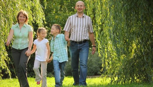 Foto von Familie beim Spaziergang