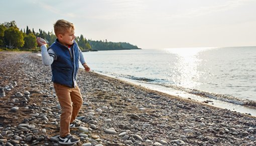 Foto eines Jungen am Strand