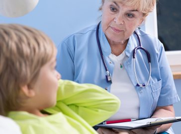 Foto von Ärztin und kleinem Patienten