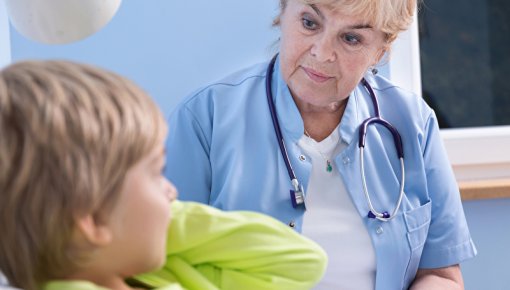 Foto von Ärztin und kleinem Patienten