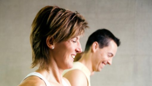 Foto von zwei Personen beim Fitnesstraining