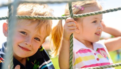 Foto von Kindern auf dem Spielplatz