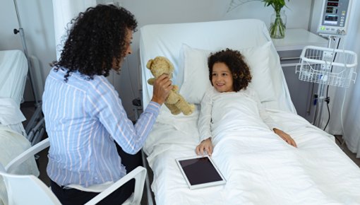 Foto von Mutter und Tochter im Krankenhaus