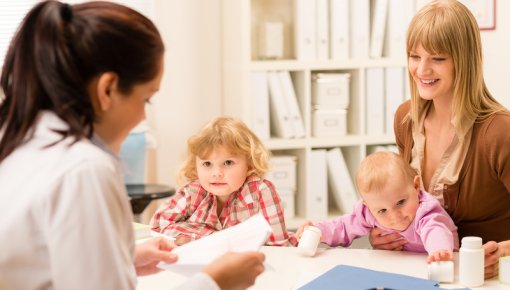 Foto von Mutter mit Kindern in der Sprechstunde