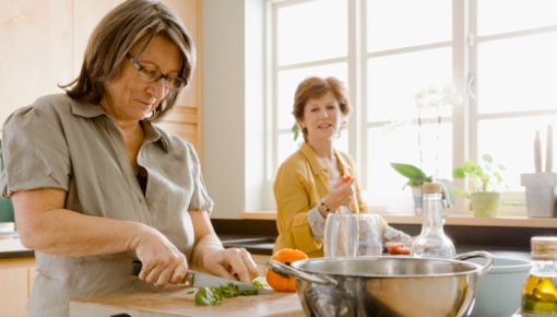 Foto von zwei Frauen beim Kochen