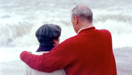 Foto von älterem Paar am Strand