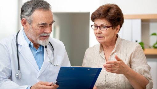 Foto von Patientin und Arzt im Gespräch