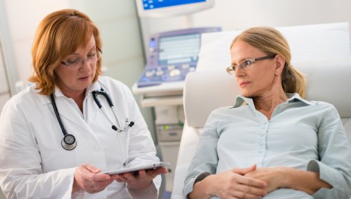 Foto von Frauenärztin und Patientin