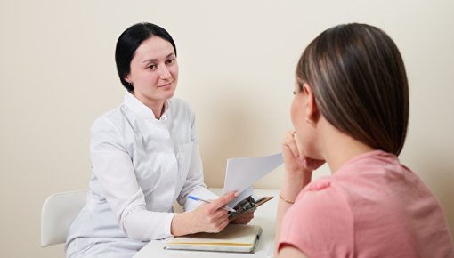 Foto von Ärztin und Patientin in der Beratung