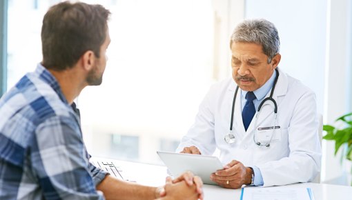 Foto von Patient und Arzt im Gespräch