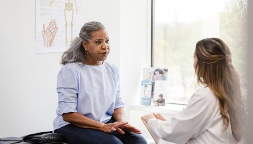Foto von Frau im Gespräch mit einer Ärztin