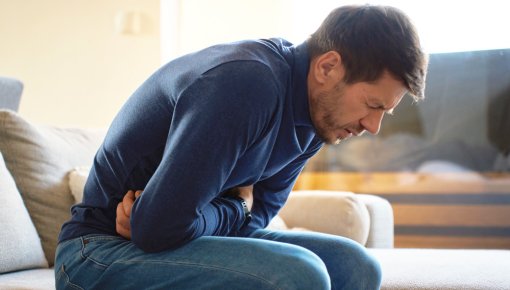 Foto von Mann mit Darmschmerzen