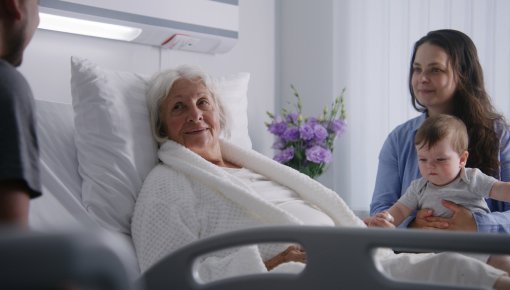 Foto von Familienbesuch bei der Großmutter im Krankenhaus