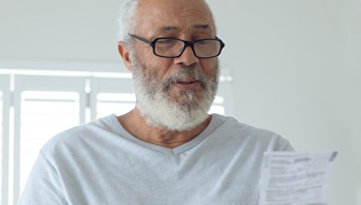 Foto von Mann bei der Medikamenten-Einnahme