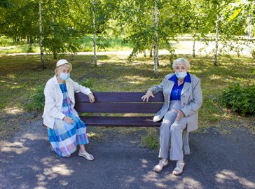 Foto von zwei älteren Damen im Park