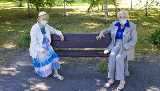 Foto von zwei älteren Damen im Park