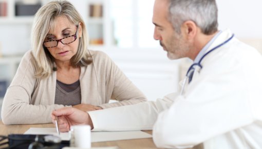 Foto von Patientin und Arzt in der Sprechstunde