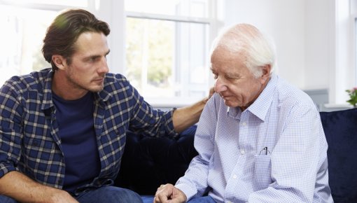 Foto von Vater und Sohn im Gespräch