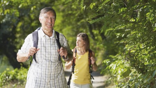 Foto von Vater und Tochter beim Wandern