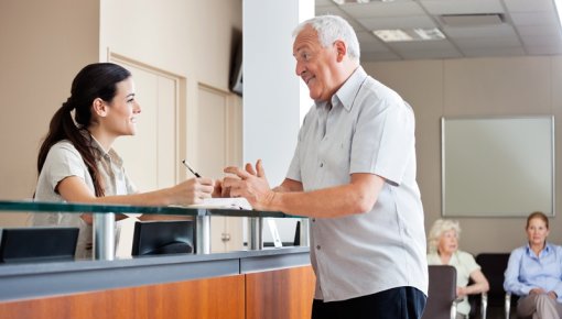 Foto von Patient und Sprechstundenhilfe