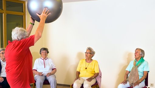 Gruppe von älteren Frauen beim Training mit Gymnastikball