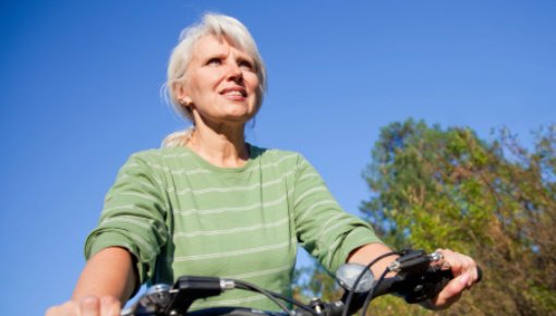 Foto von Frau beim Radfahren