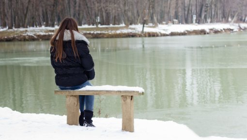 Foto von Frau am See