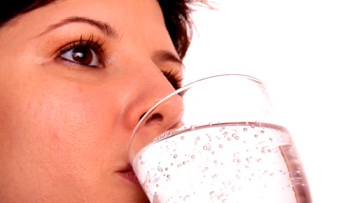 Foto von Frau mit einem Glas Wasser