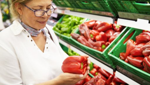 Foto von Frau beim Einkauf von Gemüse
