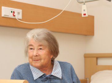 Foto von Seniorin im Krankenhaus