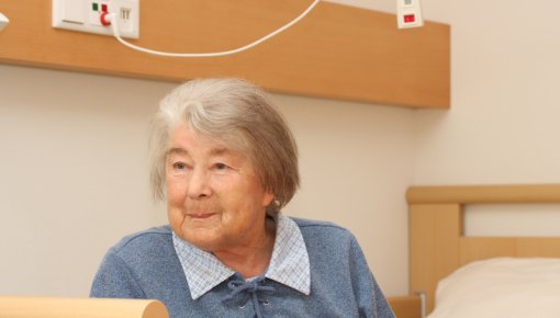 Foto von Seniorin im Krankenhaus